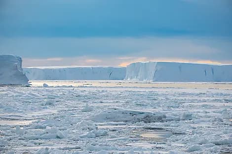 26 Dec 25 > 28 Dec 25 - Sailing toward Larsen Ice Shelf