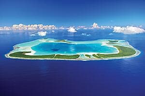 By plane: Scenic flight and pilot lesson Moorea & Tetiaroa (60 minutes flight)*