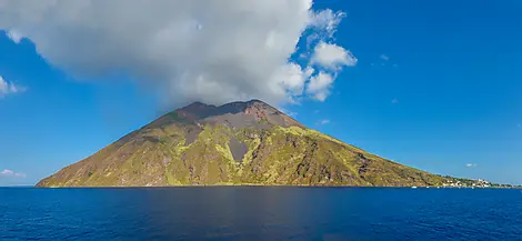 10 May 26 - Sailing in front of Stromboli